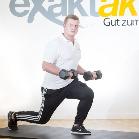 Mitarbeiter zeigt eine Übung für die Knie