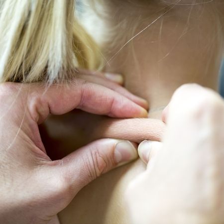 Nahaufnahme einer Massage am Nacken einer Patientin