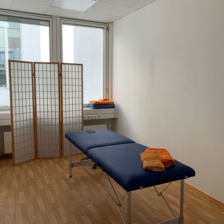 Ein Behandlungsraum mit einer Liege im exaktaktiv München