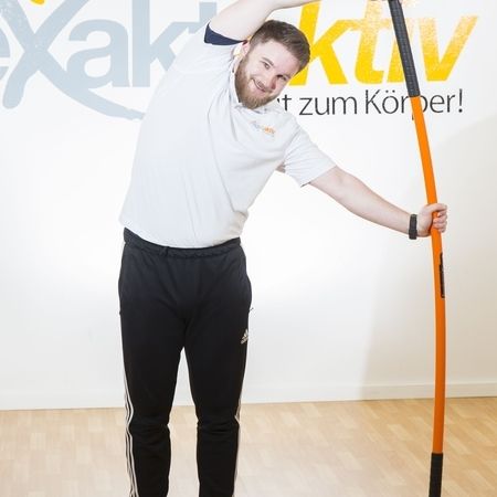 Ein Mitarbeiter demonstriert das Training mit dem Mobility Stick
