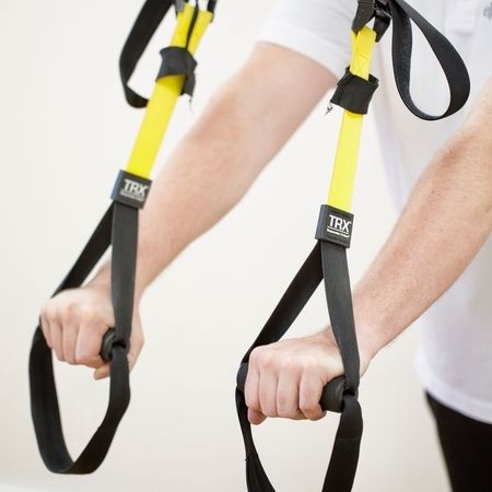Ein Mitarbeiter demonstriert das Training mit TRX