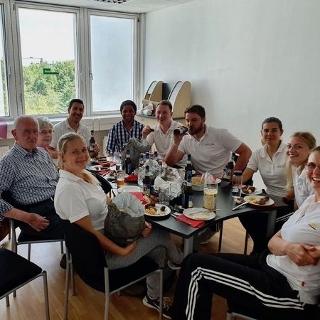 Unser Team beim Würstlessen