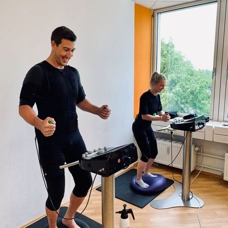 Mitarbeiter demonstrieren EMA-Training