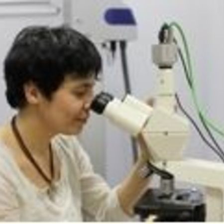 Therapeutin führt eine Dunkelfeldmikroskopie durch