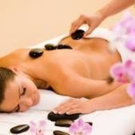 Hot Stone Massage in unserer Praxis