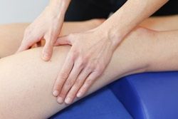 Nahaufnahme einer manuellen Lymphdrainage an einem Bein