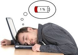 Ein Mann liegt mit seinem Kopf auf der Tastatur und schläft