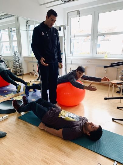 Mitarbeiter bei einer Fortbildung über die aktive Bewegungstherapie