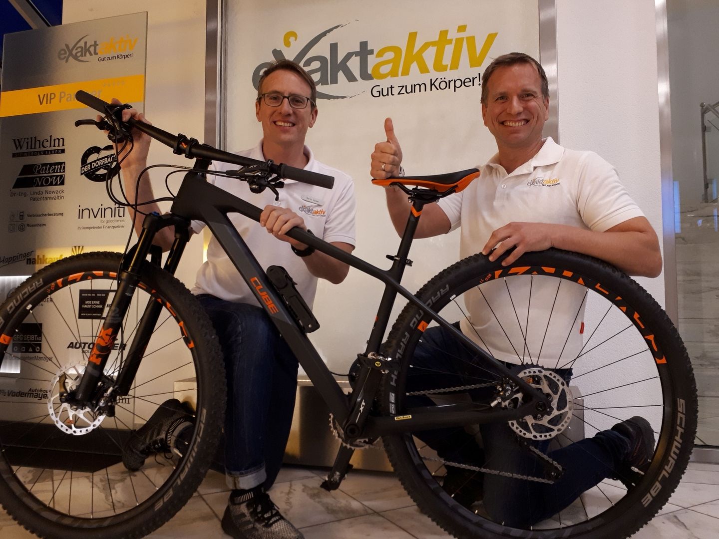 Einem Mitarbeiter wird das erstes Dienstrad übergeben