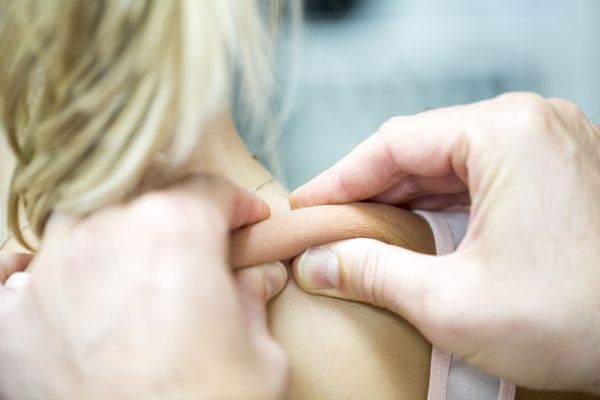 Nahaufnahme einer professionellen Massage am Nacken