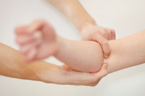 Nahaufnahme von einer Krankengymnastik am Arm