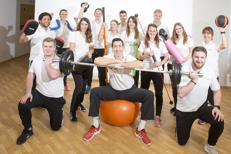 Unser Team in München posiert mit Sportgeräten für ein gemeinsames Foto