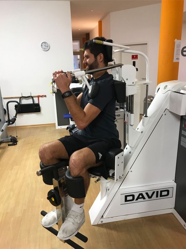 Patient trainiert an einem Gerät