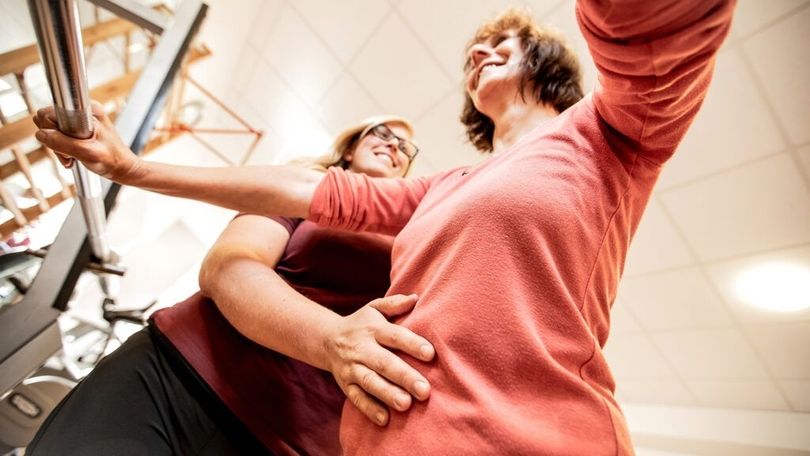 Therapeutin beim Training mit einer Patientin