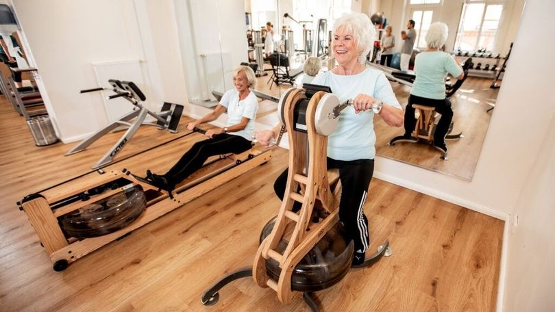 Ältere Damen beim Gerätetraining
