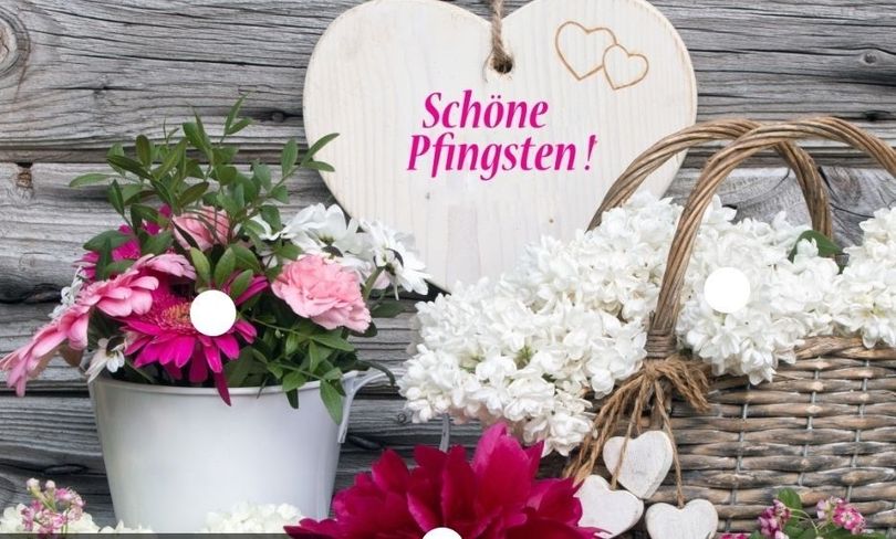 Korb und Eimer mit Blumen und ein Herz mit der Aufschrift "Schöne Pfingsten!"